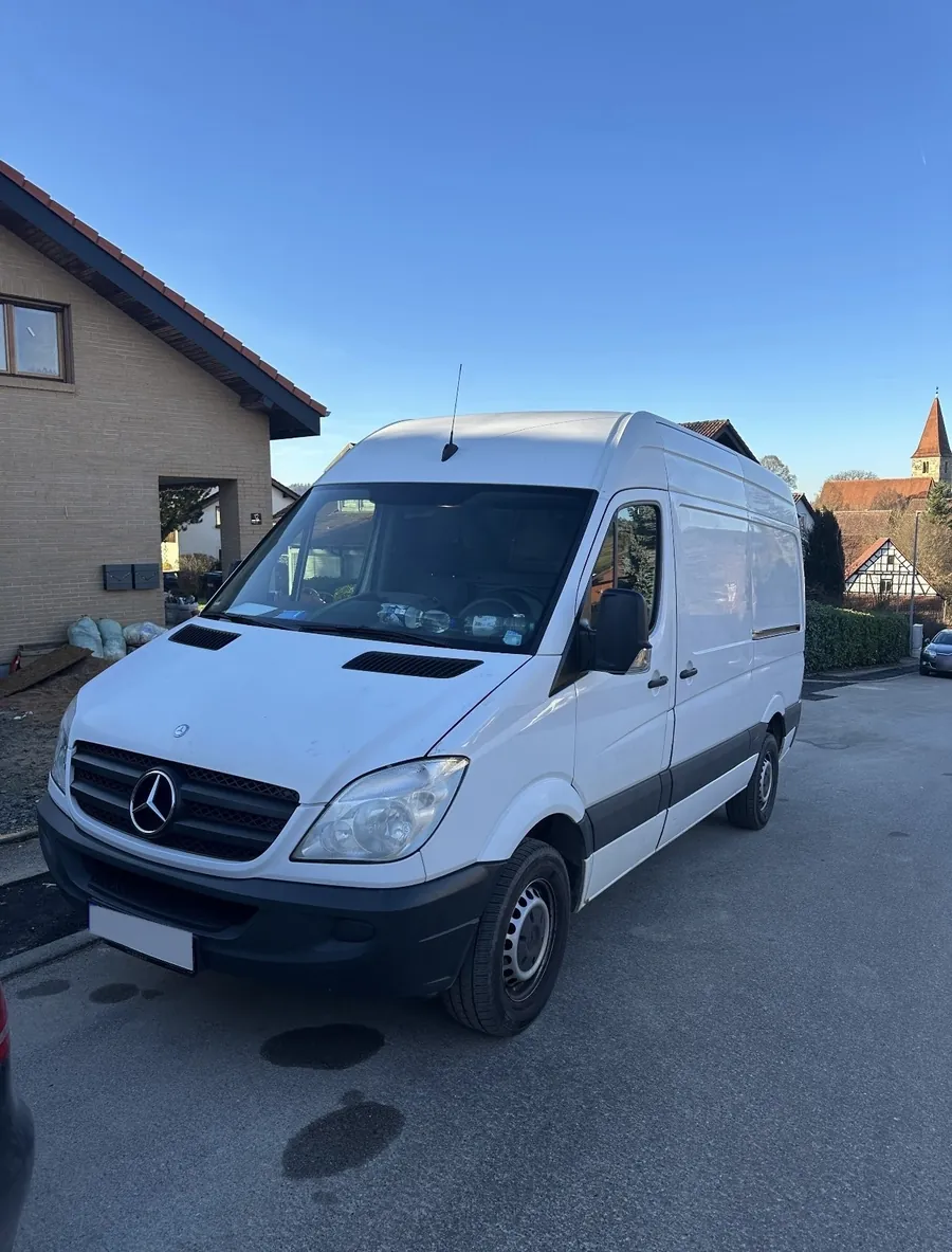 Weißer Transporter von Haushaltsauflösungen Hohenlohe, Ansicht von vorne
