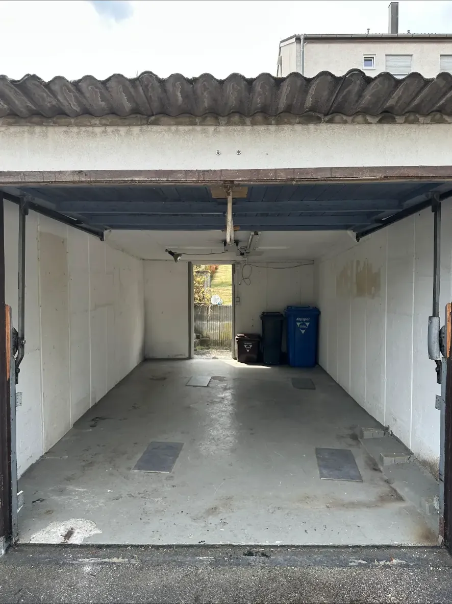 Dieselbe Garage nach der Entrümpelung, leer geräumt