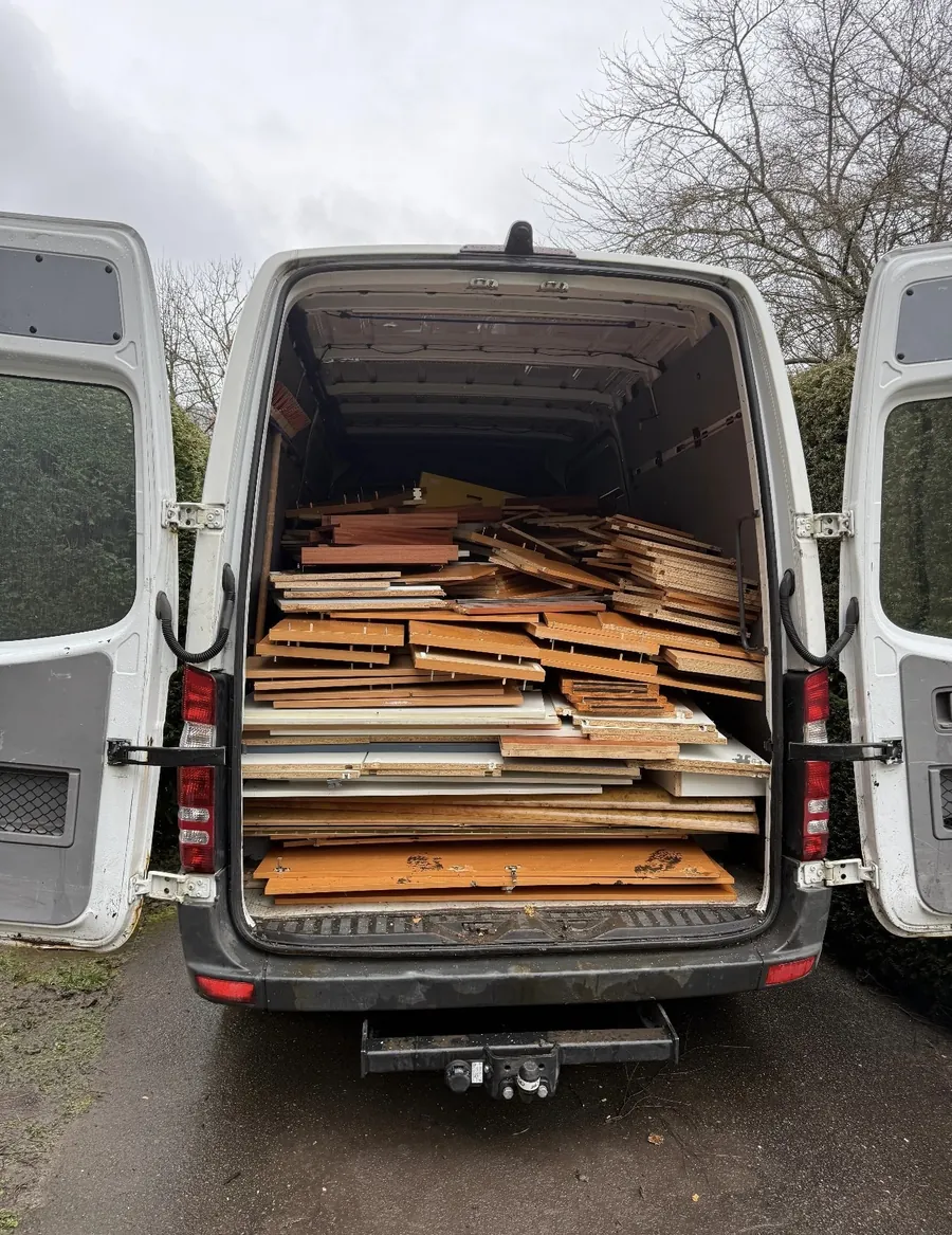 Voll beladener Transporter mit Spanplatten und Holzmaterial