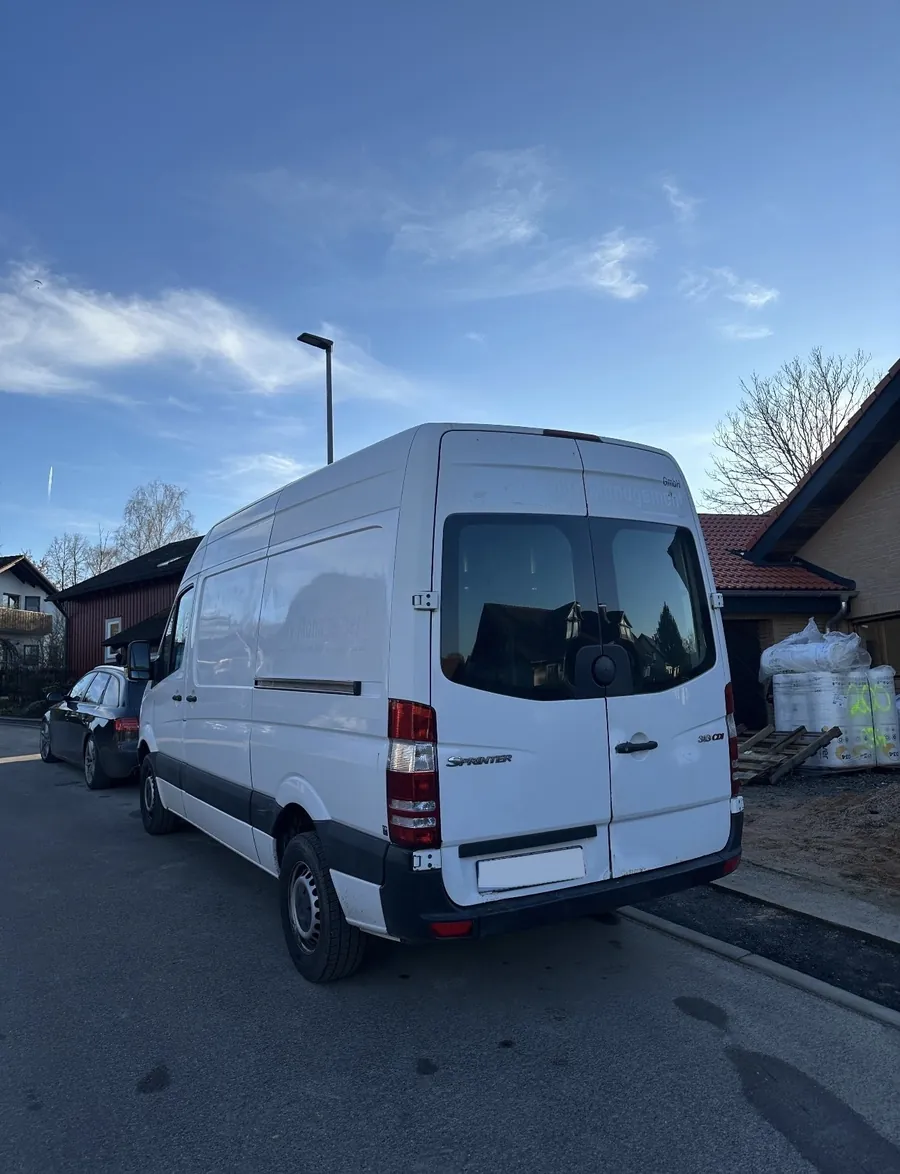 Weißer Transporter von Haushaltsauflösungen Hohenlohe, Ansicht von hinten